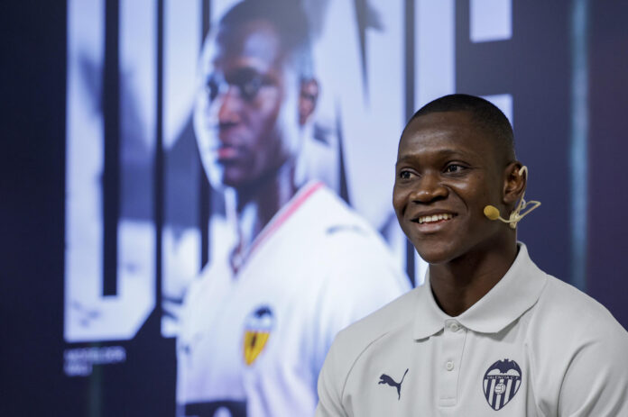 El centrocampista internacional por Mali, Aliou Dieng, durante el acto de presentación celebrado este martes tras haber sido fichado por el Valencia con un contrato por las próximas dos temporadas, hasta junio de 2028. EFE/Ana Escobar
