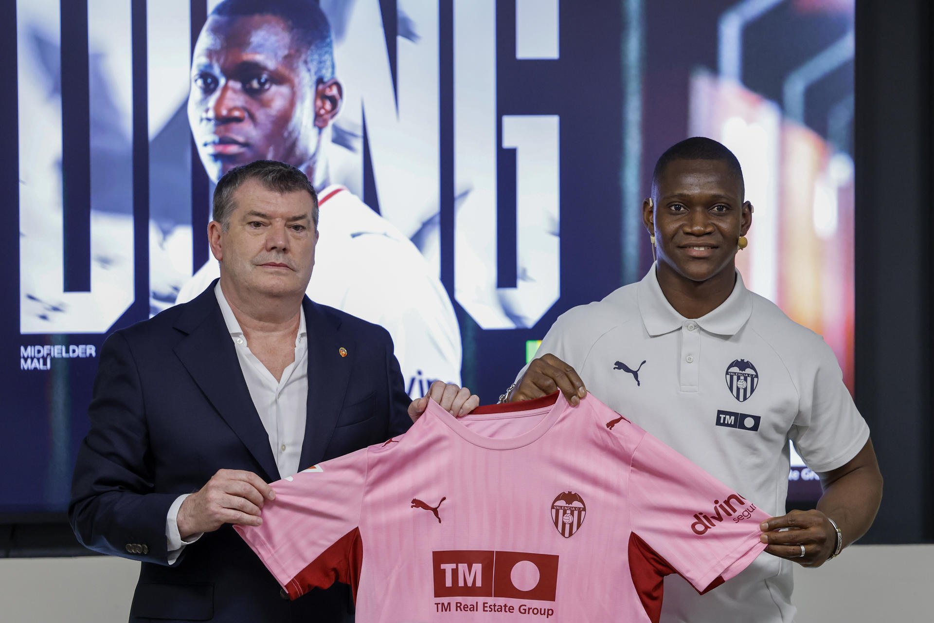 El centrocampista internacional por Mali, Aliou Dieng, junto al director general de fútbol del Valencia CF, Ron Gourlay, durante el acto de presentación celebrado este martes tras haber sido fichado con un contrato por las próximas dos temporadas, hasta junio de 2028. EFE/Ana Escobar
