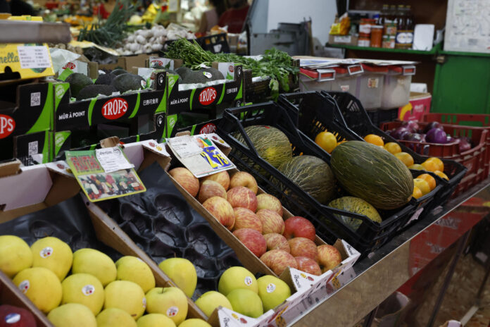 Un puesto de verduras y frutas en un mercado en una imagen de archivo. EFE/ J.P.Gandul
