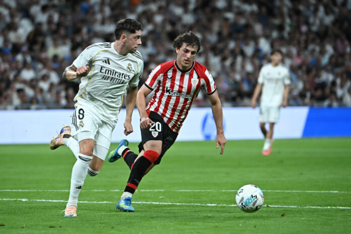 El centrocampista del Real Madrid Fede Valverde (i) ante Unai Gómez (d) en una imagen de archivo. EFE/Fernando Villar
