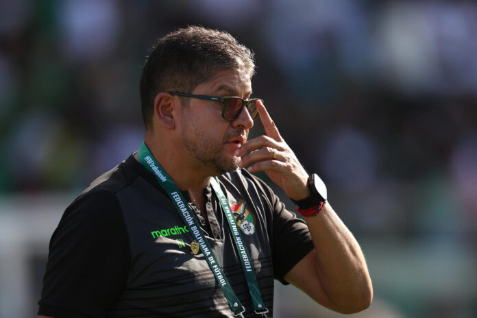 Fotografía del pasado 25 de enero, en la que puede verse al seleccionador de Bolivia, Óscar Villegas, durante un partido. EFE/ Luis Gandarillas
