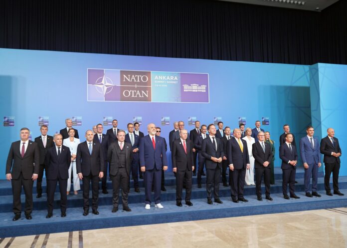 El presidente turco Recep Tayyip Erdogan (C-I), el secretario general de la OTAN Mark Rutte (C) y el presidente de Estados Unidos Donald Trump (C-D), junto a líderes mundiales, posan para una foto grupal durante la Cumbre de la OTAN 2026 en Ankara, Turquía, 08 de julio de 2026. La Cumbre de la OTAN se lleva a cabo del 07 al 08 de julio. (Turquía) EFE/EPA/GEORGI LICOVSKI
