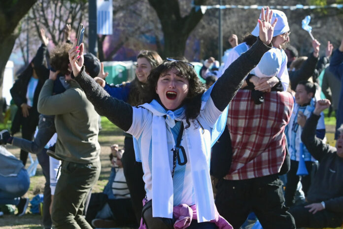 Aficionados de Argentina celebran al finalizar un partido del Mundial de la FIFA 2026 entre Argentina y Egipto, este martes en Buenos Aires (Argentina). EFE/ Matías Martín Campaya
ya
