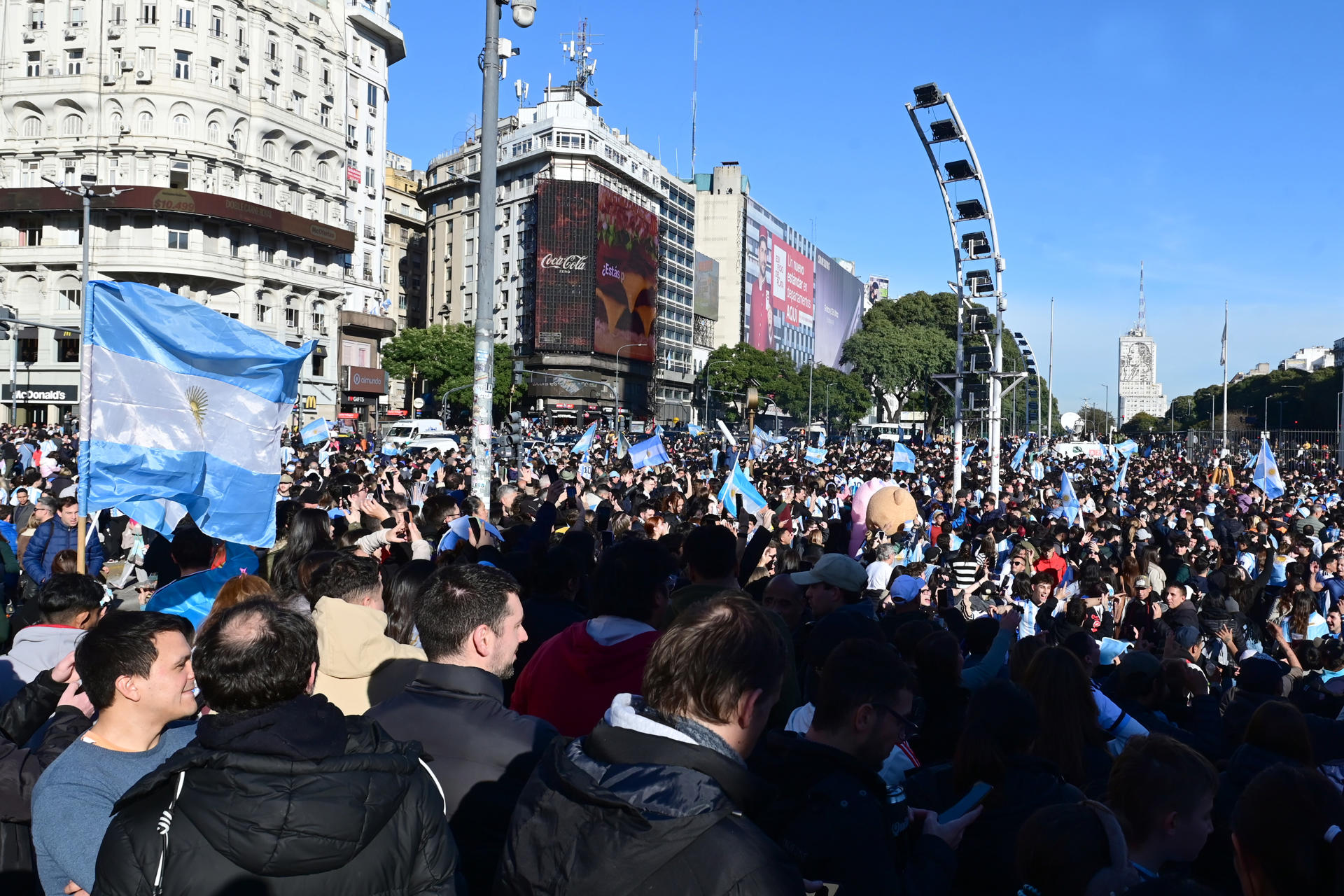 Aficionados de Argentina celebran al finalizar un partido del Mundial de la FIFA 2026 entre Argentina y Egipto, este martes en Buenos Aires (Argentina). EFE/ Matías Martín Campaya
