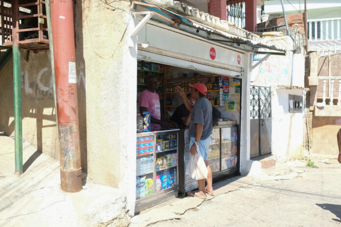 ACOMPAÑA CRÓNICA: VENEZUELA TERREMOTO AME8240. CARABALLEDA (VENEZUELA), 08/07/2026.- Una persona compra productos este martes, en Caraballeda (Venezuela). El Consejo Nacional del Comercio y los Servicios (Consecomercio) advierte de que no hay un censo real de los comercios afectados por los terremotos, pero estima que más de 250 pequeños y medianos comercios en La Guaira se vieron afectados, bien sea por pérdida total o parcial. EFE/ Xaume Olleros
