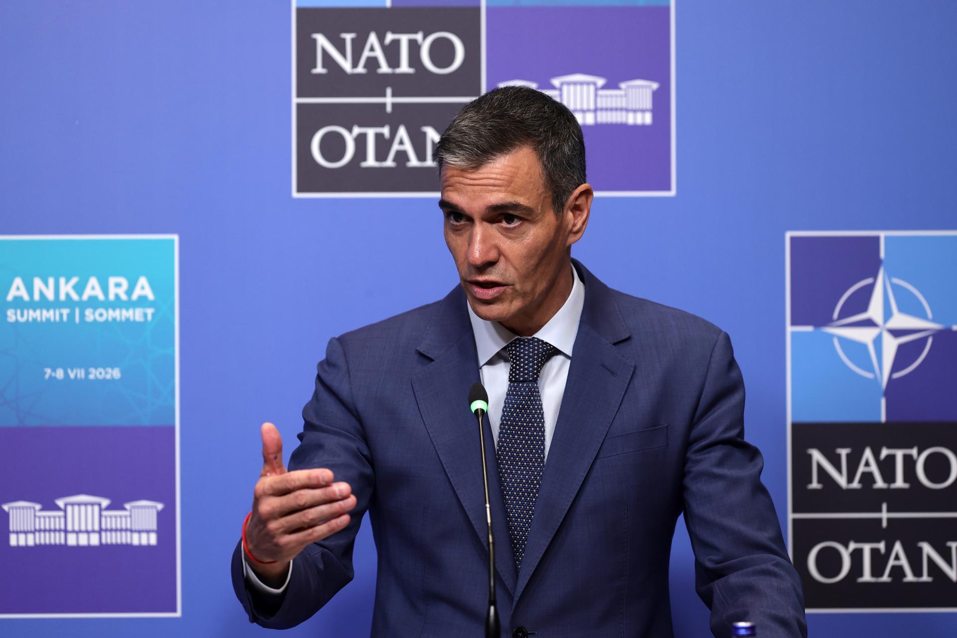 El presidente del Gobierno español, Pedro Sánchez, habla durante una rueda de prensa en la cumbre de la OTAN 2026 en Ankara, Turquía, el 8 de julio de 2026. La cumbre de la OTAN se celebra los días 7 y 8 de julio. (Turquía) EFE/EPA/NECATI SAVAS