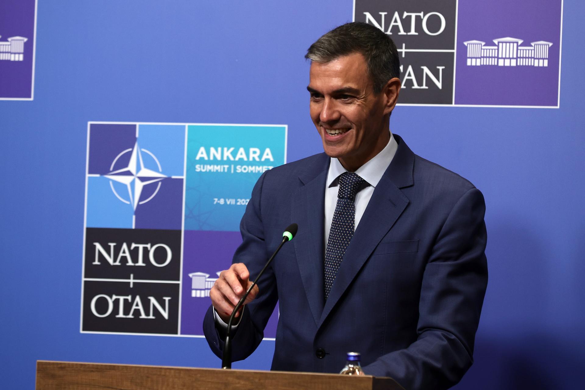 El presidente del Gobierno de España, Pedro Sánchez, habla durante una rueda de prensa en la cumbre de la OTAN 2026 en Ankara, Turquía, el 8 de julio de 2026. La cumbre de la OTAN se celebra los días 7 y 8 de julio. (Turquía) EFE/EPA/NECATI SAVAS