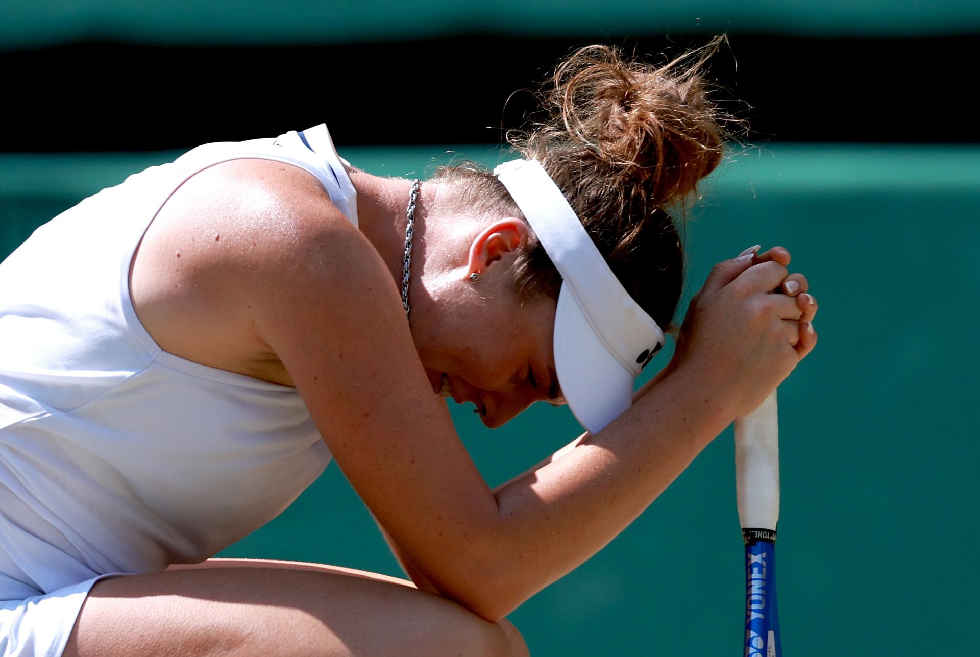La checa Linda Noskova, de 21 años, alcanzó su primera semifinal en un Grand Slam tras imponerse a la belga Elise Mertens por 6-3 y 75 en Wimbledon donde jugará contra la ucraniana Marta Kostyuk. EFE/EPA/NEIL HALL