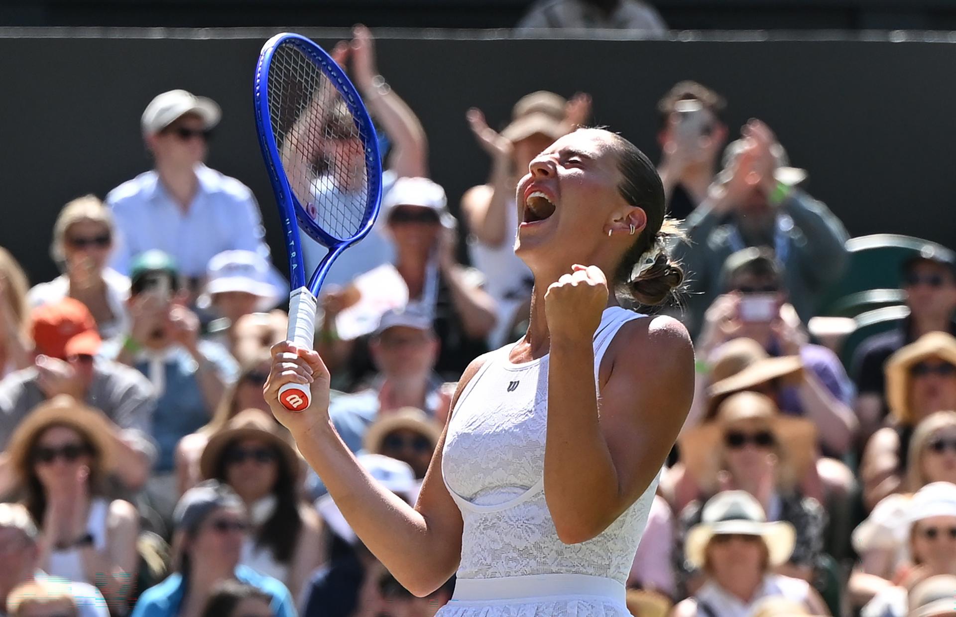 La ucraniana Marta Kostyuk ganó con solvencia y en dos sets a la italiana Jasmine Paolini (6-3 y 6-2) y se situó, por segunda vez en su carrera, en una semifinal del Grand Slam, primera en Wimbledon, que disputará contra la checa Linda Noskova. EFE/EPA/DANIEL HAMBURY