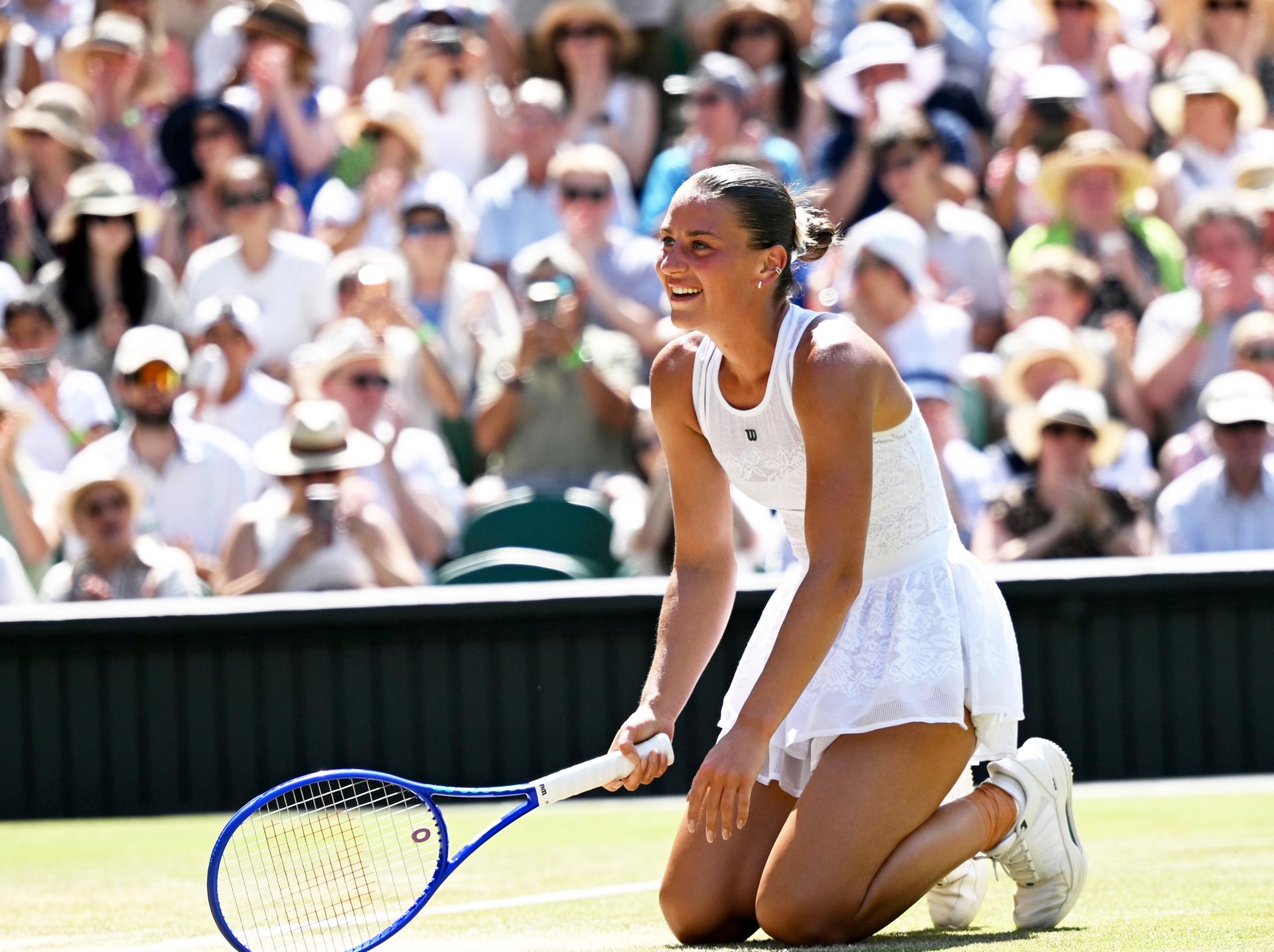 La ucraniana Marta Kostyuk ganó con solvencia y en dos sets a la italiana Jasmine Paolini (6-3 y 6-2) y se situó, por segunda vez en su carrera, en una semifinal del Grand Slam, primera en Wimbledon, que disputará contra la checa Linda Noskova. EFE/EPA/DANIEL HAMBURY