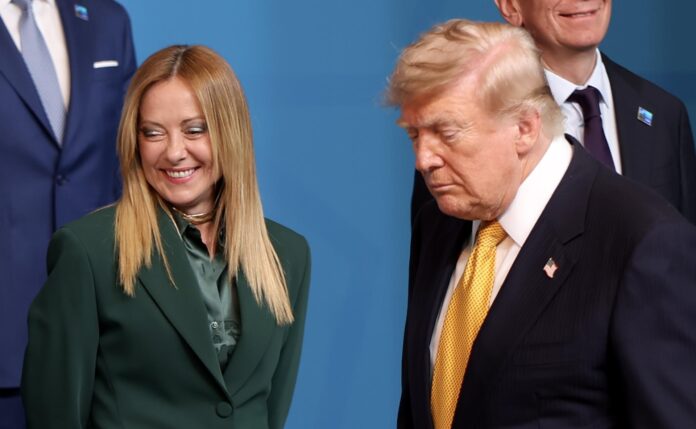 - La primera ministra italiana Giorgia Meloni (K) y el presidente estadounidense Donald Trump se preparan para una foto grupal con líderes mundiales durante la Cumbre de la OTAN 2026 en Ankara, Turquía, el 8 de julio de 2026. La cumbre de la OTAN se lleva a cabo los días 7 y 8 de julio. (Turquía) EFE/EPA/GEORGI LICOVSKI
