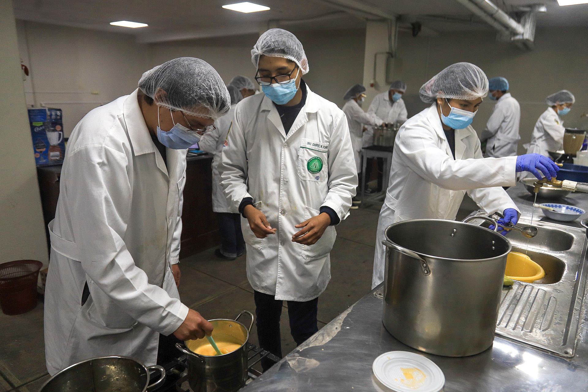 Estudiantes trabajan en un laboratorio de la Universidad Mayor de San Andrés (UMSA) este martes, en La Paz (Bolivia). EFE/ Gabriel Márquez
