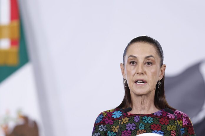 La presidenta de México, Claudia Sheinbaum, habla durante una rueda de prensa este miércoles en Palacio Nacional de la Ciudad de México (México).  EFE/Sáshenka Gutiérrez
