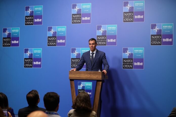 El presidente del Gobierno español, Pedro Sánchez, habla durante una rueda de prensa en la cumbre de la OTAN 2026 en Ankara, Turquía, el 8 de julio de 2026. La cumbre de la OTAN se celebra los días 7 y 8 de julio. (Turquía) EFE/EPA/NECATI SAVAS
