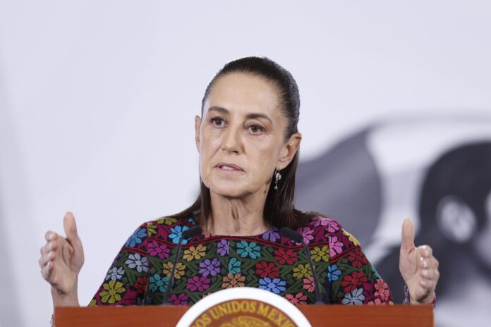 La presidenta de México, Claudia Sheinbaum, habla durante una rueda de prensa este miércoles en Palacio Nacional de la Ciudad de México (México). EFE/Sáshenka Gutiérrez
