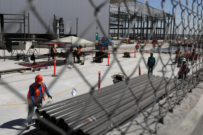 Obreros trabajan en una construcción, en Ciudad Juárez (México). Imagen de archivo. EFE/ Luis Torres
