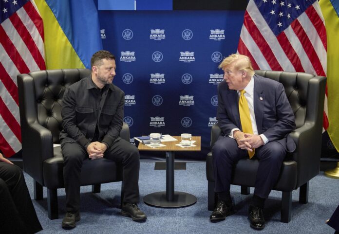 Una foto distribuida por el Servicio de Prensa Presidencial muestra al presidente de Ucrania, Volodímir Zelenski (I), reunido con el presidente de Estados Unidos, Donald Trump (D), en los márgenes de la Cumbre de la OTAN 2026 en Ankara, Turquía, el 8 de julio de 2026. La Cumbre de la OTAN se celebra del 7 al 8 de julio. (Turquía, Ucrania) EFE/EPA/SERVICIO DE PRENSA PRESIDENCIAL SOLO USO EDITORIAL/NO VENTAS
