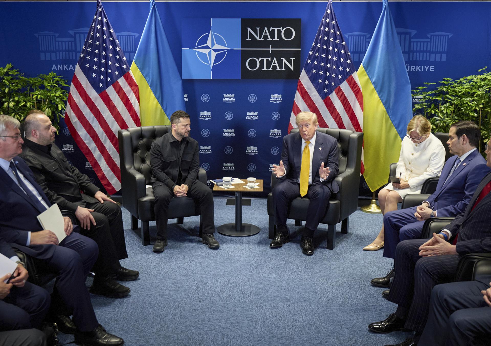 Una foto distribuida por el Servicio de Prensa Presidencial muestra al presidente ucraniano, Volodímir Zelenski (segundo por la izquierda), reunido con el presidente estadounidense, Donald Trump (segundo por la derecha), en los márgenes de la cumbre de la OTAN 2026 en Ankara, Turquía, el 8 de julio de 2026. La cumbre de la OTAN se celebra los días 7 y 8 de julio. (Turquía, Ucrania) EFE/EPA/SERVICIO DE PRENSA PRESIDENCIAL - SOLO USO EDITORIAL - PROHIBIDA SU VENTA
