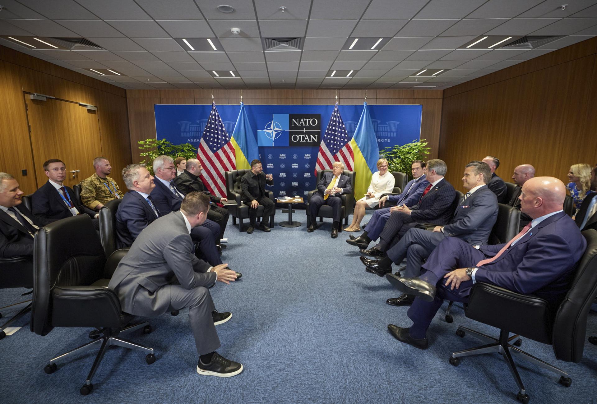 - Foto distribuida por el Servicio de Prensa Presidencial en la que se muestra al presidente de Ucrania, Volodímir Zelenski (C-I), reunido con el presidente de Estados Unidos, Donald Trump (C-D), en el marco de la cumbre de la OTAN 2026 en Ankara, Turquía, el 8 de julio de 2026. La cumbre de la OTAN se celebra los días 7 y 8 de julio. (Turquía, Ucrania) EFE/EPA/SERVICIO DE PRENSA PRESIDENCIAL - USO EDITORIAL SOLO / NO A LA VENTA
