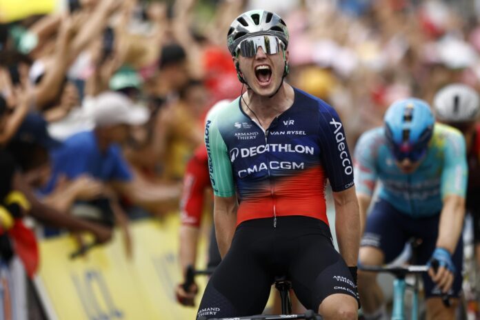 El neerlandés Olav Kooij sorprendió a los grandes favoritos con una victoria en el primer 'sprint' del Tour de Francia. EFE/EPA/YOAN VALAT
