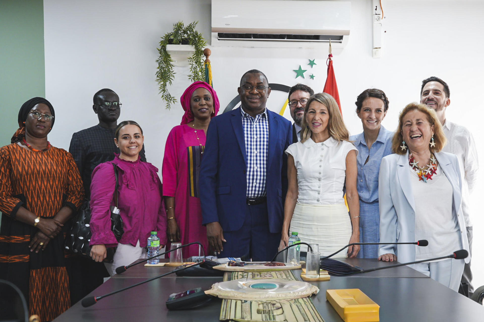 La vicepresidenta segunda del Gobierno español y ministra de Trabajo y Economía Social, Yolanda Díaz (4d), subrayó este miércoles en Dakar que Senegal es "un socio clave" y "estratégico" de España para conseguir un mundo donde "el trabajo decente sea un derecho para todas las personas". Díaz lanzó este mensaje tras reunirse con su homólogo senegalés, Mamadou Lamine Dianté (c), en la segunda jornada de una visita oficial de dos días.-EFE/ Ministerio de Trabajo y Economía Social ***SOLO USO EDITORIAL/SOLO DISPONIBLE PARA ILUSTRAR LA NOTICIA QUE ACOMPAÑA (CRÉDITO OBLIGATORIO)***
