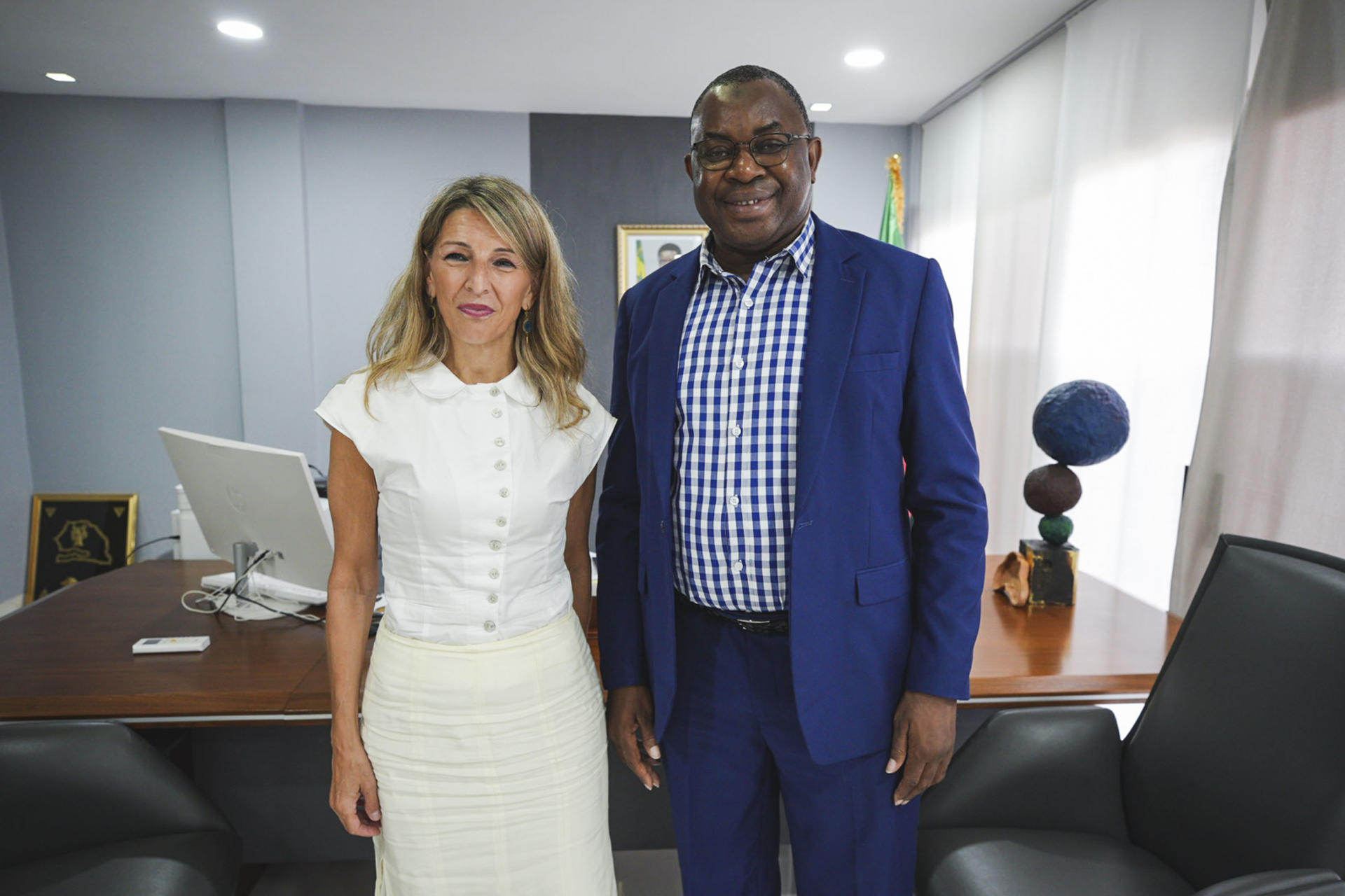 La vicepresidenta segunda del Gobierno español y ministra de Trabajo y Economía Social, Yolanda Díaz, subrayó este miércoles en Dakar que Senegal es "un socio clave" y "estratégico" de España para conseguir un mundo donde "el trabajo decente sea un derecho para todas las personas". Díaz lanzó este mensaje tras reunirse con su homólogo senegalés, Mamadou Lamine Dianté (d), en la segunda jornada de una visita oficial de dos días.-EFE/ Ministerio de Trabajo y Economía Social ***SOLO USO EDITORIAL/SOLO DISPONIBLE PARA ILUSTRAR LA NOTICIA QUE ACOMPAÑA (CRÉDITO OBLIGATORIO)***
