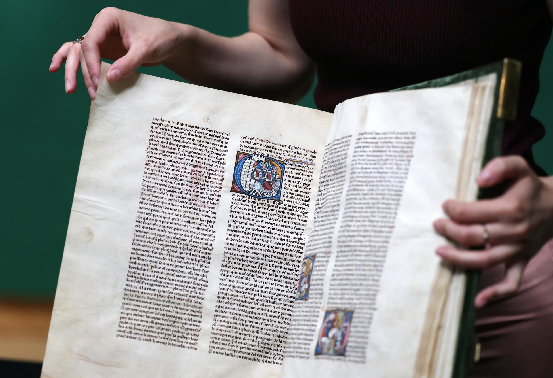 - El Cáliz de Clermont-Tonnerre puede verse en la casa de subastas Christie's antes de una venta en Londres, Reino Unido, el 01 de julio de 2026. El Cáliz de Clermont-Tonnerre, un manuscrito de setecientos años que narra las leyendas del Rey Arturo, Merlín y el Santo Grial, se subastará en la casa de subastas Christie's en Londres el 08 de julio. (Reino Unido, Londres) EFE/EPA/ANDY RAIN
