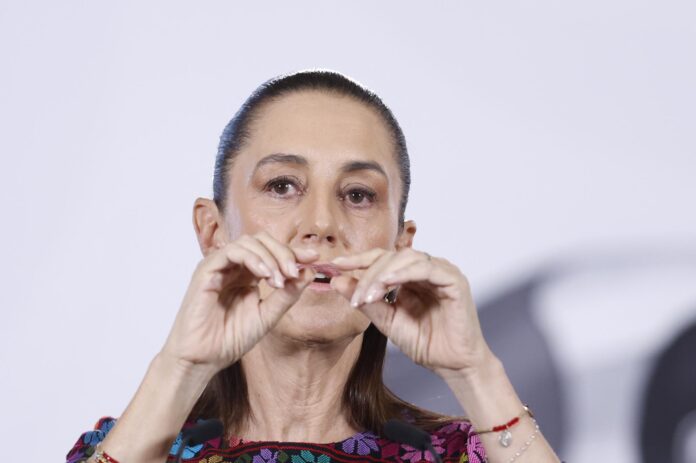 La presidenta de México, Claudia Sheinbaum, habla durante una rueda de prensa este miércoles, en Palacio Nacional de la Ciudad de México (México). EFE/Sáshenka Gutiérrez
