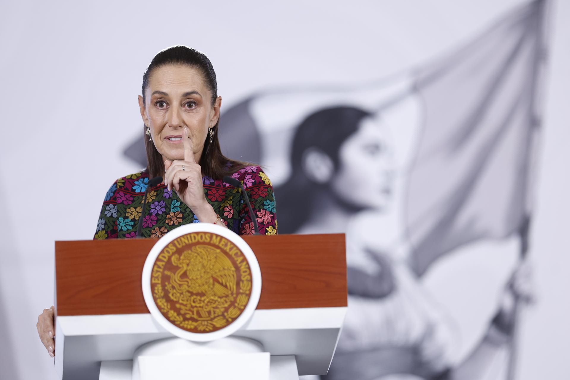 La presidenta de México, Claudia Sheinbaum, habla durante una rueda de prensa este miércoles, en Palacio Nacional de la Ciudad de México (México). EFE/Sáshenka Gutiérrez