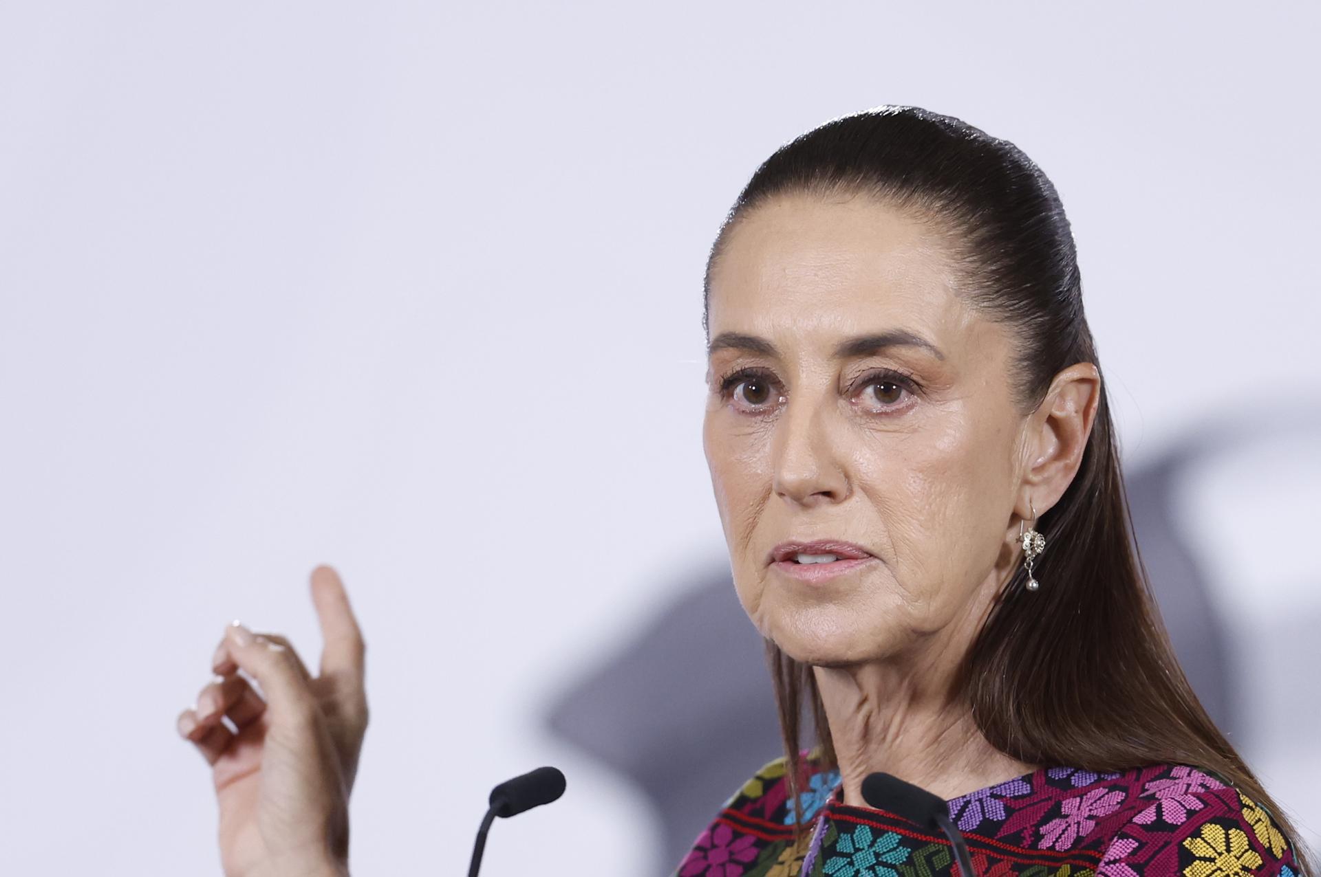 La presidenta de México, Claudia Sheinbaum, habla durante una rueda de prensa este miércoles, en Palacio Nacional de la Ciudad de México (México). EFE/Sáshenka Gutiérrez
