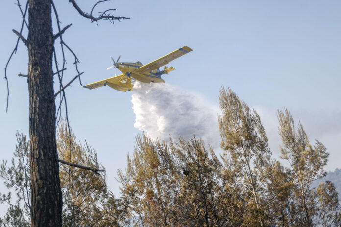 Bomberos actúan ante el incendio originado este miércoles en Gavà, en la provincia de Barcelona (noreste de España), que mantiene a 6.000 personas confinadas. EFE/ Quique García
