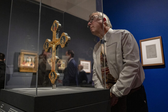 Una persona observa la obra Cross with the crucified Christ durante la exposición sobre el pintor italiano 'Raphael: Sublime Poetry' en el Museo Metropolitano de Arte de Nueva York (Estados Unidos). Imagen de archivo. EFE/ Ángel Colmenares
