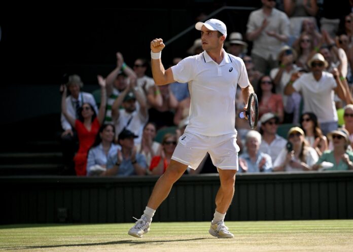 El británico Arthur Fery alargó el sueño del público local del All England Club al situarse, por primera vez en su carrera, en la semifinal de un Grand Slam después de ganar al italiano Flavio Cobolli, noveno favorito, por 6-4, 7-6(4) y 6-0. EFE/EPA/DANIEL HAMBURY
