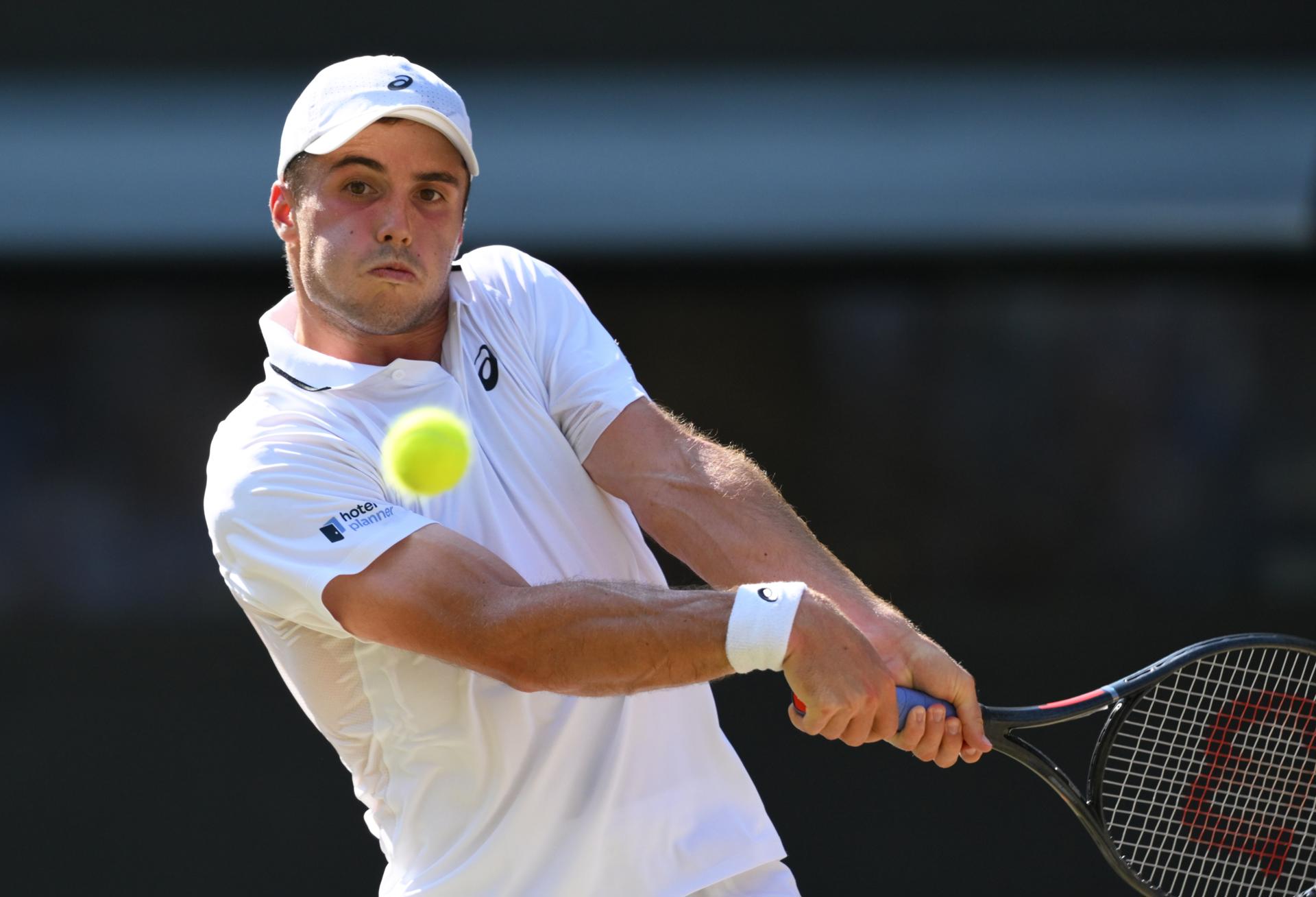 El británico Arthur Fery alargó el sueño del público local del All England Club al situarse, por primera vez en su carrera, en la semifinal de un Grand Slam después de ganar al italiano Flavio Cobolli, noveno favorito, por 6-4, 7-6(4) y 6-0. EFE/EPA/DANIEL HAMBURY
