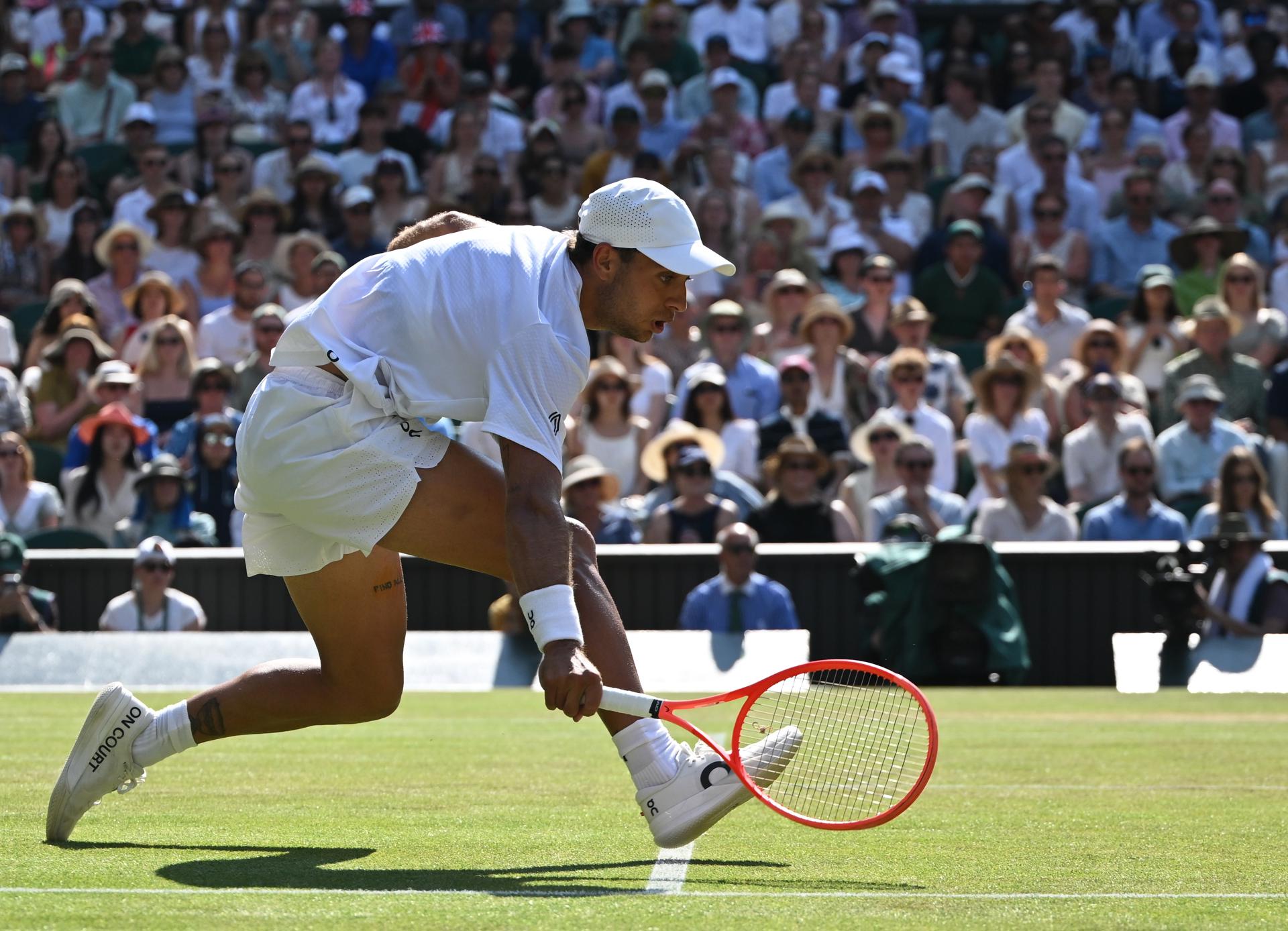 El británico Arthur Fery alargó el sueño del público local del All England Club al situarse, por primera vez en su carrera, en la semifinal de un Grand Slam después de ganar al italiano Flavio Cobolli, noveno favorito, por 6-4, 7-6(4) y 6-0. EFE/EPA/DANIEL HAMBURY
