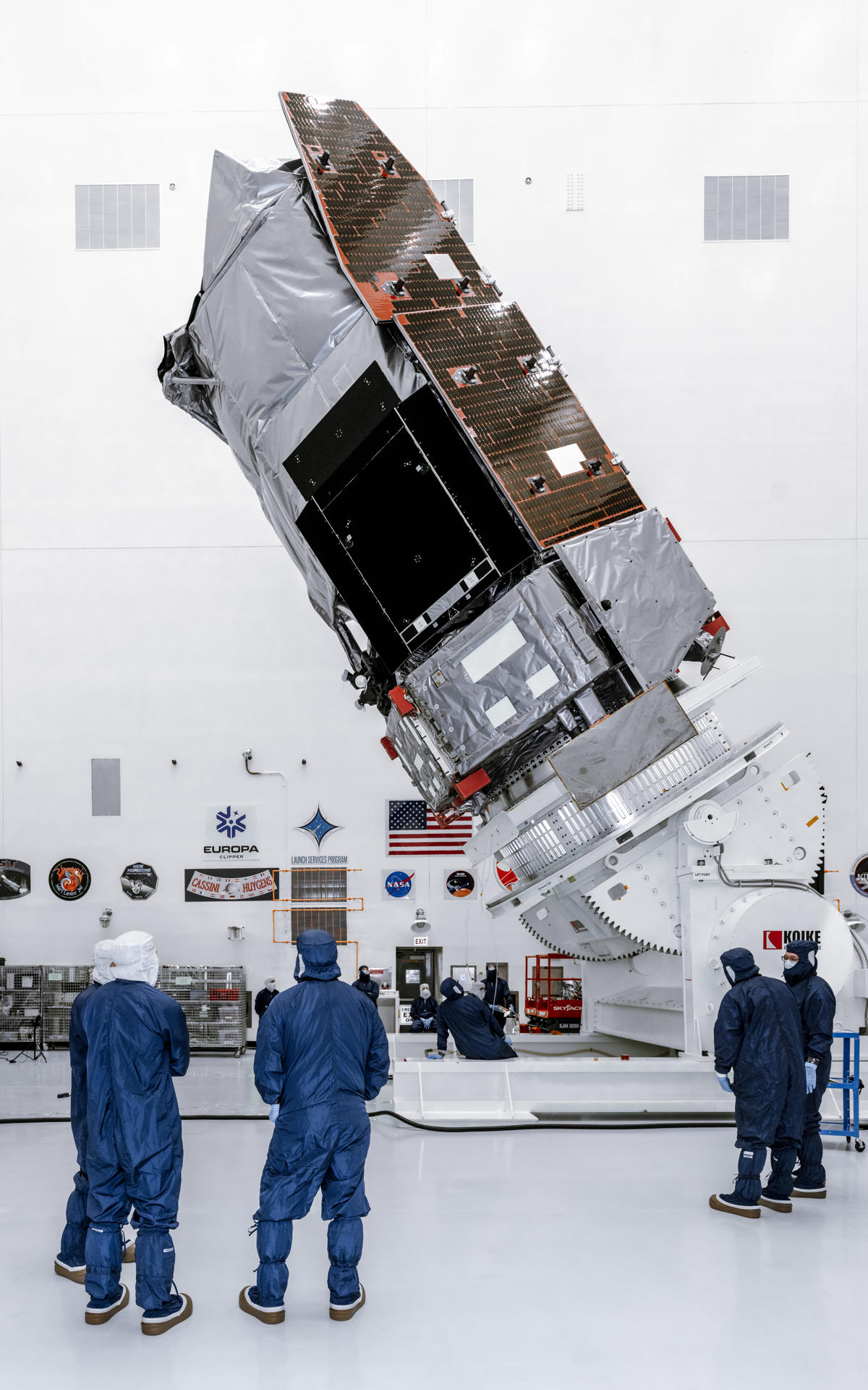 Fotografía del 25 de junio de 2026 cedida por la NASA que muestra a técnicos e ingenieros de la Instalación de Procesamiento de Cargas Útiles Peligrosas colocando en posición vertical el telescopio espacial Nancy Grace Roman de la agencia utilizando equipos de manipulación de precisión en el Centro Espacial Kennedy de la NASA, en Florida (EE.UU.). EFE/ Sydney Rohde/ NASA /SOLO USO EDITORIAL/ NO VENTAS/ SOLO DISPONIBLE PARA ILUSTRAR LA NOTICIA QUE ACOMPAÑA (CRÉDITO OBLIGATORIO)