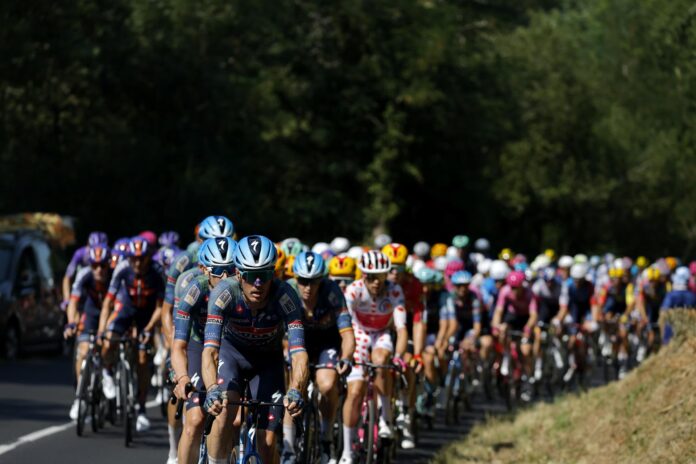 El pelotón del Tour de Francia durante la quinta etapa. EFE/EPA/GUILLAUME HORCAJUELO
