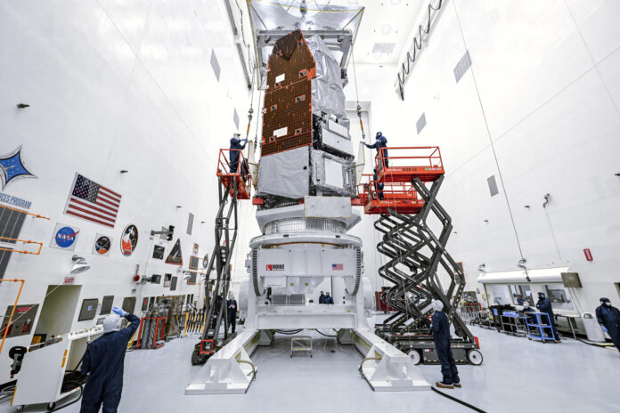 Fotografía del 25 de junio de 2026 cedida por la NASA que muestra a técnicos e ingenieros de la Instalación de Procesamiento de Cargas Útiles Peligrosas utilizando una grúa para elevar el telescopio espacial Nancy Grace Roman de la agencia hasta una plataforma de trabajo especializada en el Centro Espacial Kennedy de la NASA, en Florida (EE.UU.). EFE/ Sydney Rohde/ NASA
