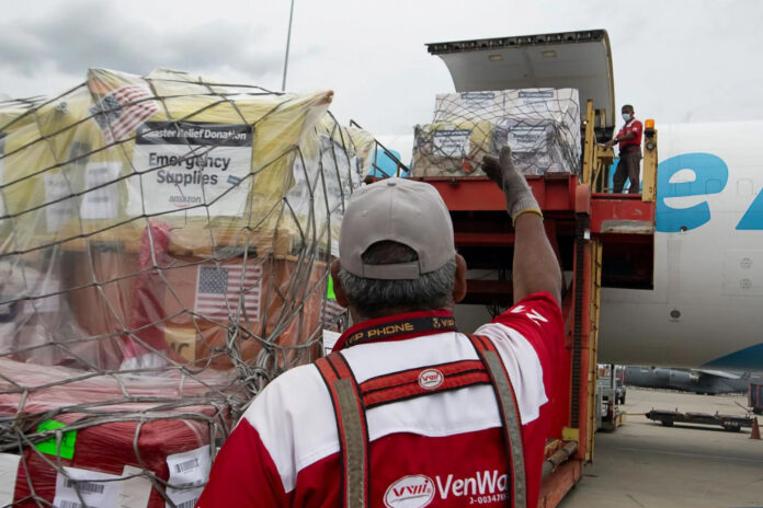 Fotografía cedida por Amazon que muestra a operarios cargando suministros esenciales en un avión para su envío a las comunidades devastadas por el terremoto de Venezuela. EFE/ Amazon /SOLO USO EDITORIAL/ NO VENTAS/ SOLO DISPONIBLE PARA ILUSTRAR LA NOTICIA QUE ACOMPAÑA (CRÉDITO OBLIGATORIO)
