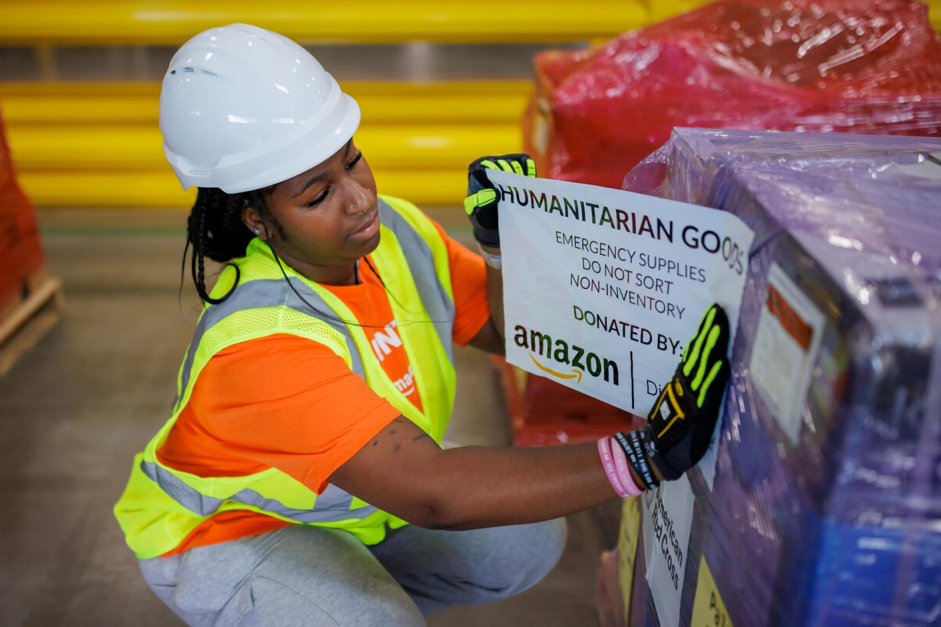 Fotografía cedida por Amazon que muestra a una de sus empleadas colocando un cartel de ayuda humanitaria sobre las cargas de suministros esenciales que serán enviadas a las comunidades devastadas por el terremoto de Venezuela. EFE/ Amazon /SOLO USO EDITORIAL/ NO VENTAS/ SOLO DISPONIBLE PARA ILUSTRAR LA NOTICIA QUE ACOMPAÑA (CRÉDITO OBLIGATORIO)