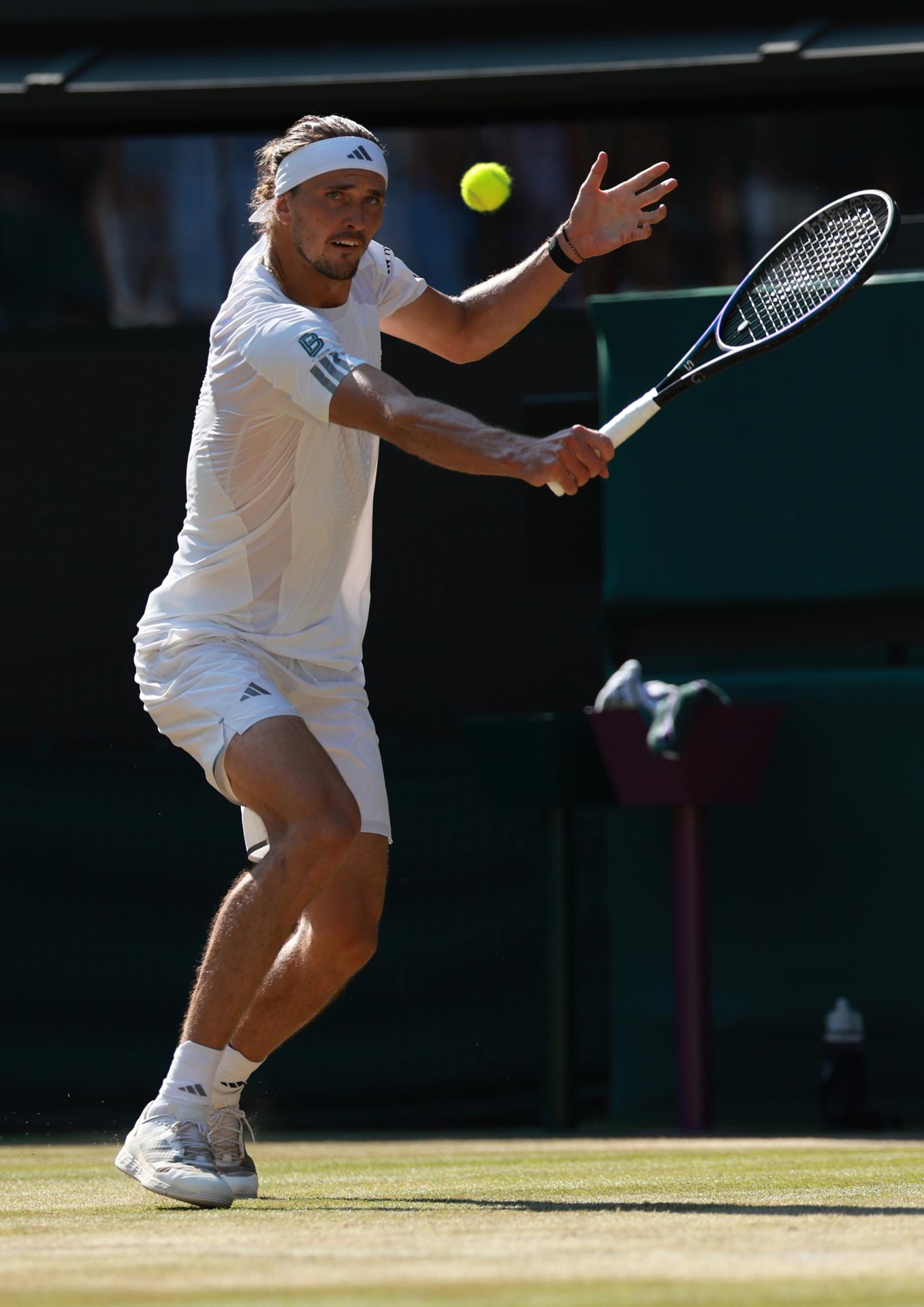 El alemán Alexander Zverev, segundo favorito, terminó con su maleficio ante el estadounidense Taylor Fritz, con el que había perdido los siete últimos partidos que habían disputado, y tras ganar por 6-4, 6-4 y 6-2 se situó por primera vez en su carrera en la semifinal de Wimbledon.. EFE/EPA/NEIL HALL
