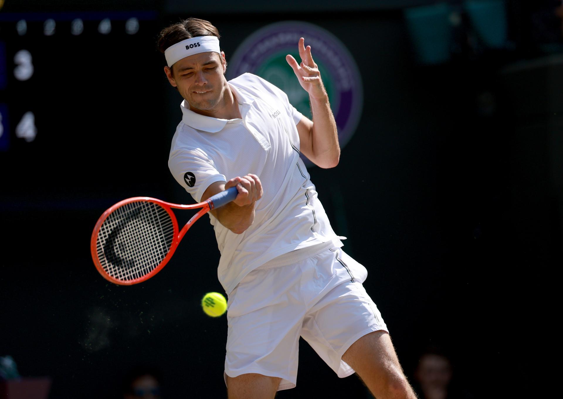 El alemán Alexander Zverev, segundo favorito, terminó con su maleficio ante el estadounidense Taylor Fritz, con el que había perdido los siete últimos partidos que habían disputado, y tras ganar por 6-4, 6-4 y 6-2 se situó por primera vez en su carrera en la semifinal de Wimbledon.. EFE/EPA/NEIL HALL
