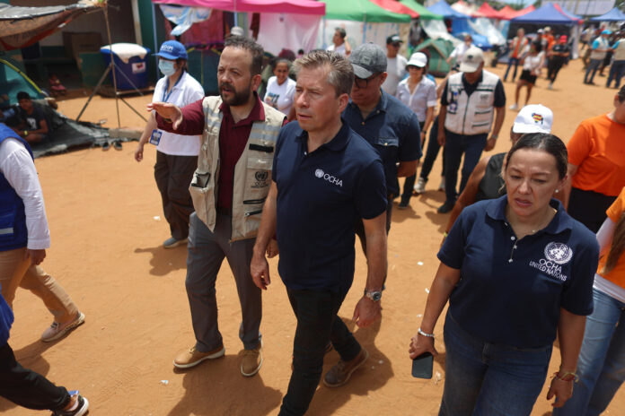 El jefe humanitario de la ONU, Tom Fletcher (c), realiza un recorrido por un campamento humanitario este 8 de julio de 2026, en Catia La Mar, La Guaira (Venezuela). EFE/ Miguel Gutiérrez
