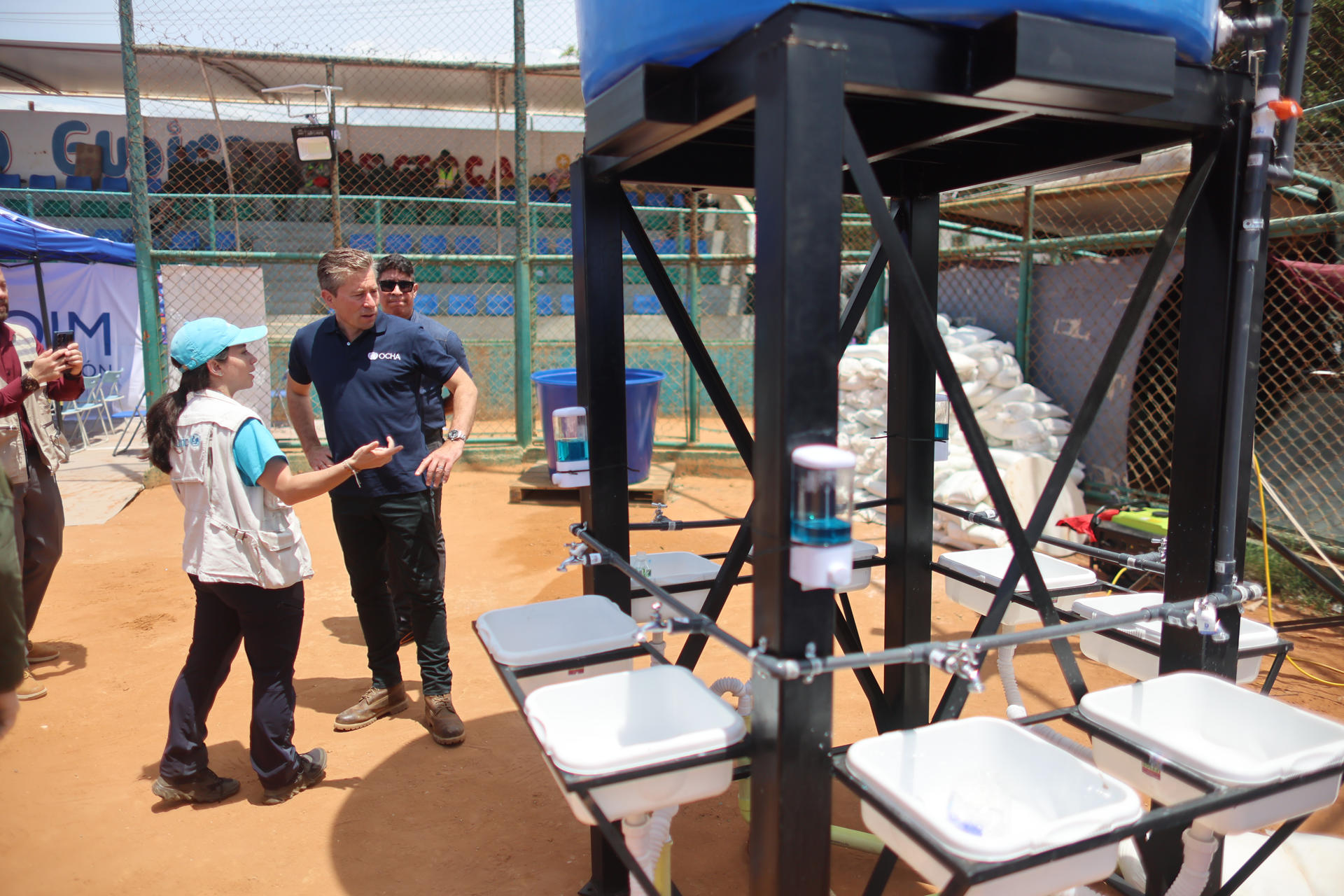 El jefe humanitario de la ONU, Tom Fletcher (2-i), realiza un recorrido por un campamento humanitario este 8 de julio de 2026, en Catia La Mar, La Guaira (Venezuela). EFE/ Miguel Gutiérrez
