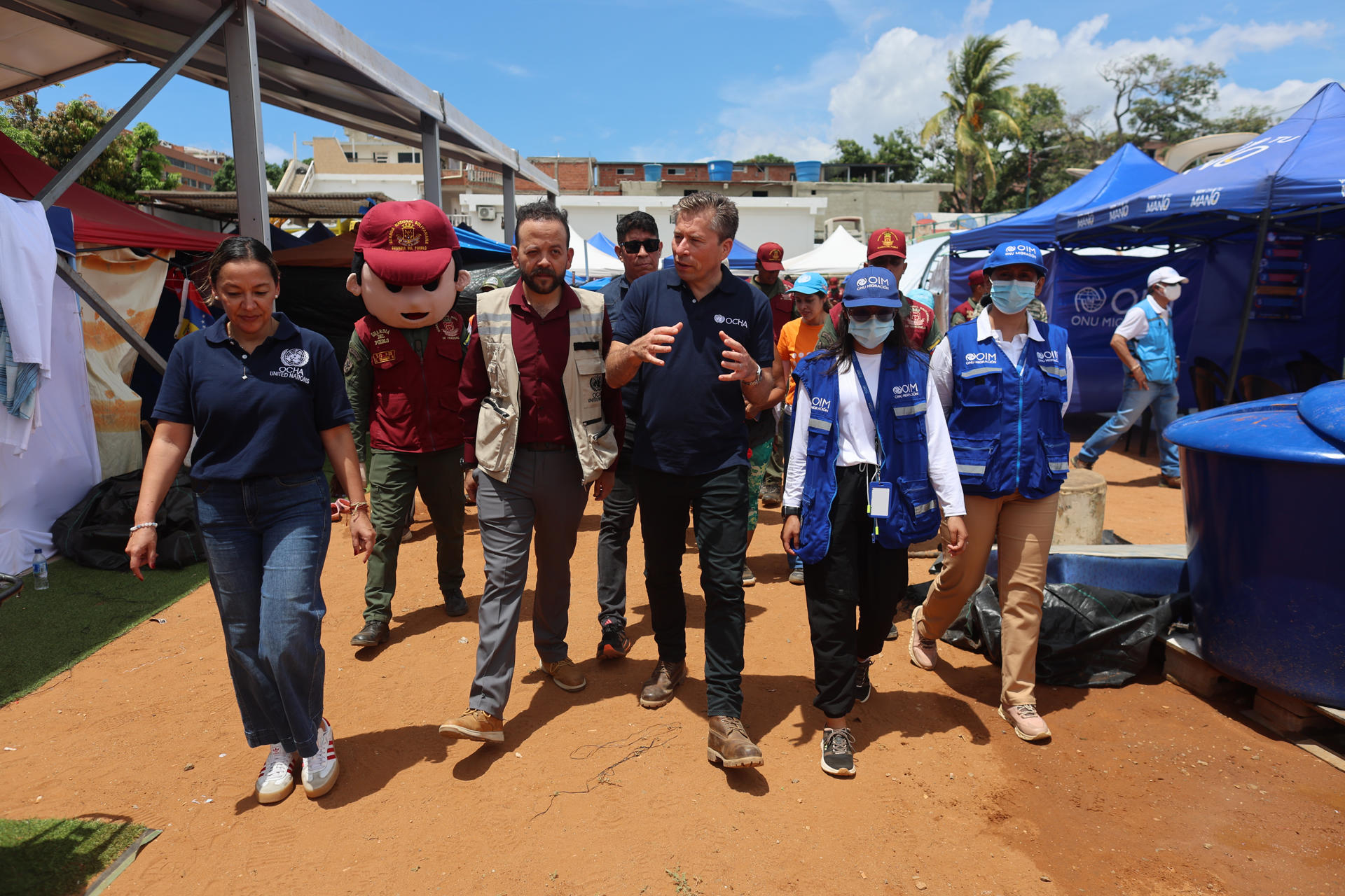 El jefe humanitario de la ONU, Tom Fletcher (c), realiza un recorrido por un campamento humanitario este 8 de julio de 2026, en Catia La Mar, La Guaira (Venezuela). EFE/ Miguel Gutiérrez
