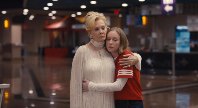 Fotograma cedido por HBO Max donde aparecen Jean Smart (i) como Deborah Vance y Hannah Einbinder (d) como Ava Daniels, durante la escena de un episodio de la serie 'Hacks'.  'The Pitt', con 25 candidaturas, y 'Hacks', con 24, son las series mas nominadas en la 78 edición de los Premios Emmy, según anunció este miércoles la Academia de Televisión de Estados Unidos. EFE/HBO Max
