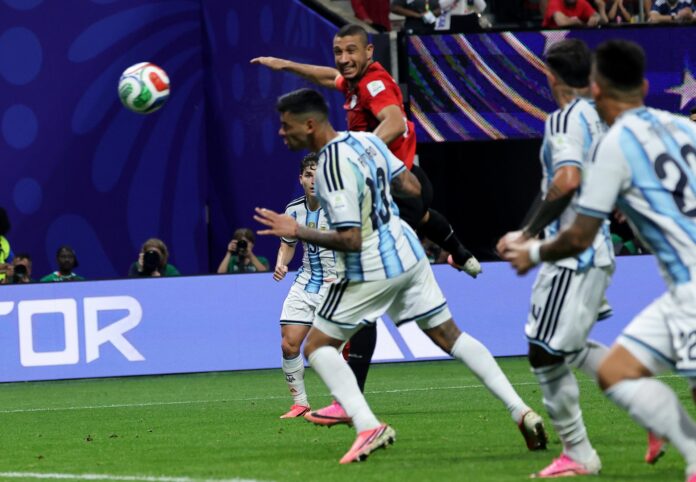 Cristian Romero, de Argentina, anota de cabeza el gol ante Egipto en Atlanta. EFE/EPA/CRISTOBAL HERRERA-ULASHKEVICH
