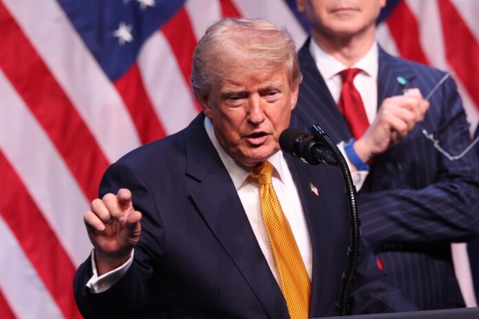 El presidente estadounidense Donald Trump habla durante una conferencia de prensa en la cumbre de la OTAN de 2026 en Ankara, Turquía, el 8 de julio de 2026. EFE/GEORGI LICOVSKI
