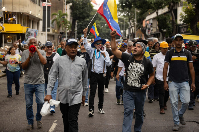 Personas se manifiestan para exigir la salida de la mandataria encargada de Venezuela, Delcy Rodríguez, pedir elecciones presidenciales y criticar la respuesta del Gobierno tras los dos terremotos de hace dos semanas, en Caracas (Venezuela). EFE/ Ronald Peña R
