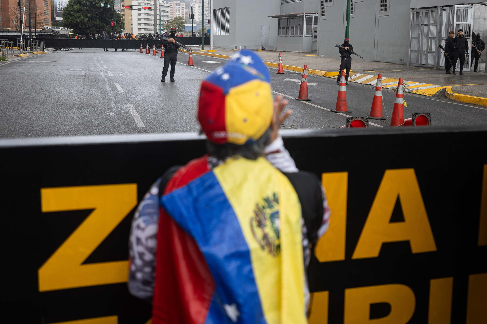 Una persona se manifiesta para exigir la salida de la mandataria encargada de Venezuela, Delcy Rodríguez, pedir elecciones presidenciales y criticar la respuesta del Gobierno tras los dos terremotos de hace dos semanas, en Caracas (Venezuela). EFE/ Ronald Peña R
